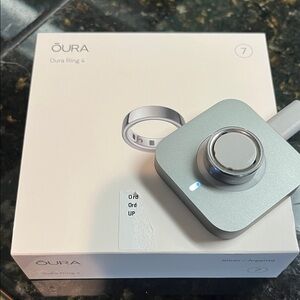 Oura Ring 4 with Charging Dock - Silver, size 7